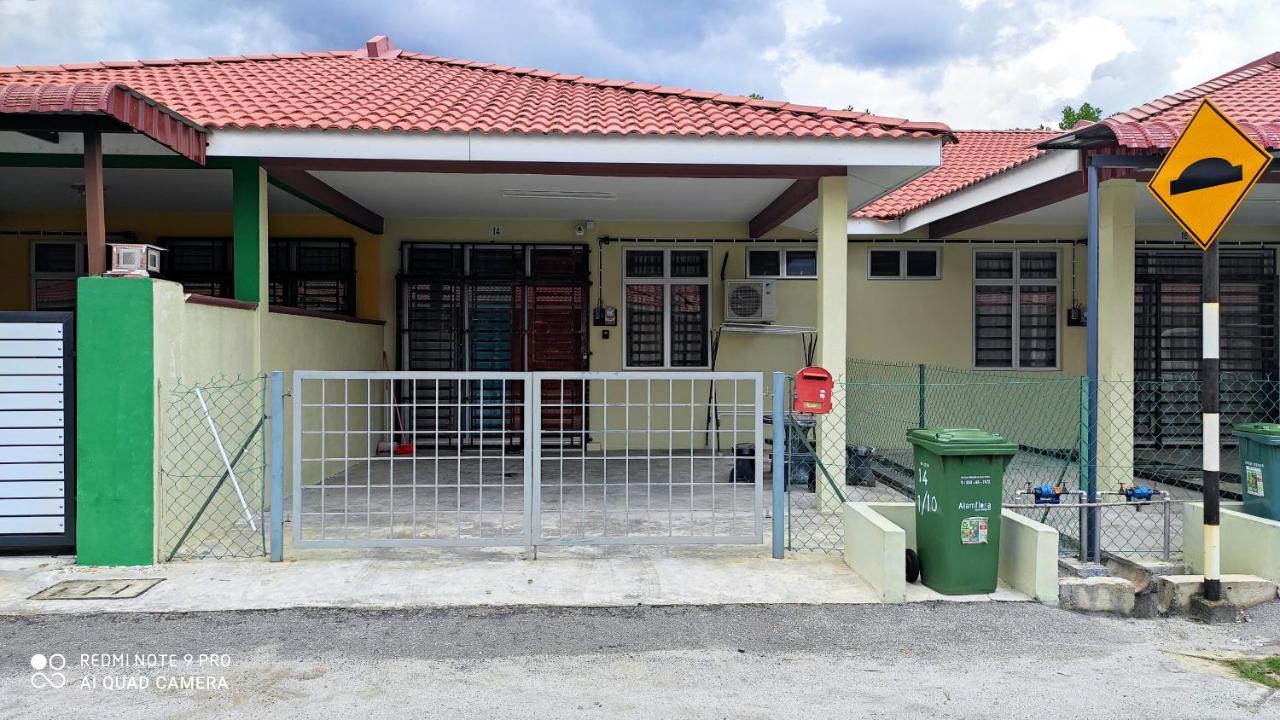 Neesa Homestay Bukit Gambang-Muslim Exterior foto