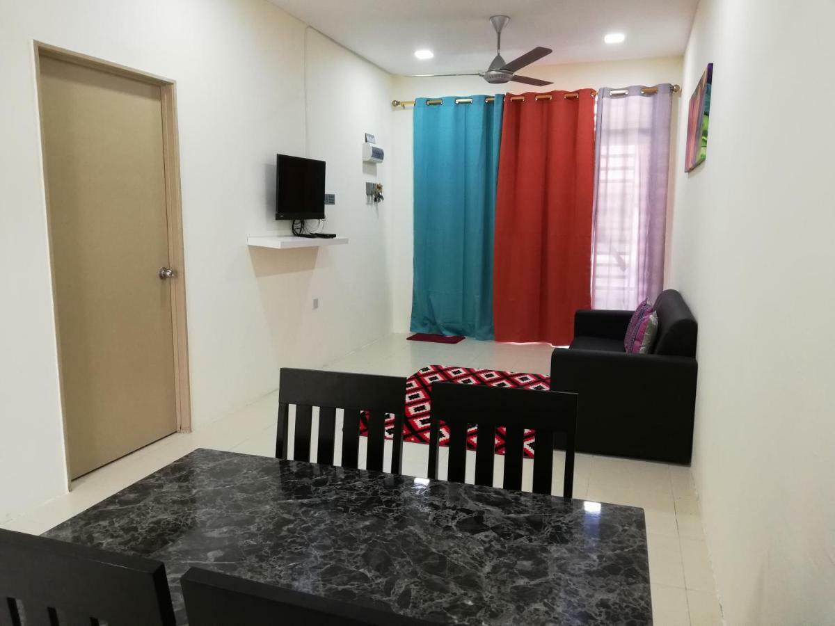 Neesa Homestay Bukit Gambang-Muslim Exterior foto
