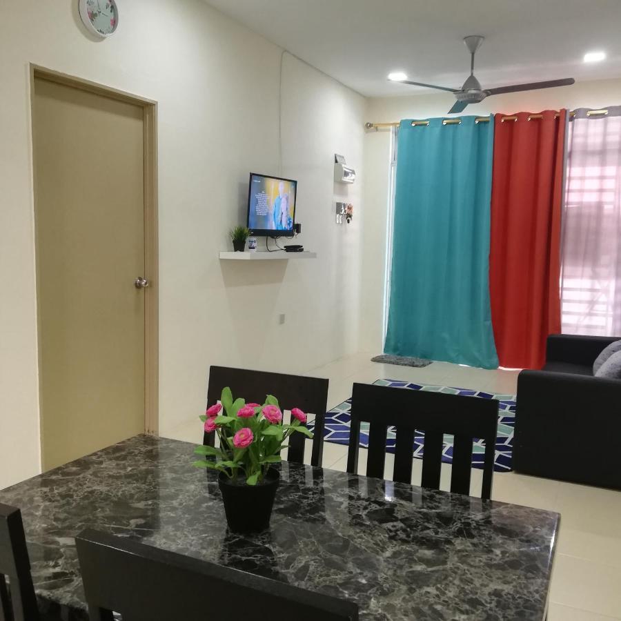Neesa Homestay Bukit Gambang-Muslim Exterior foto