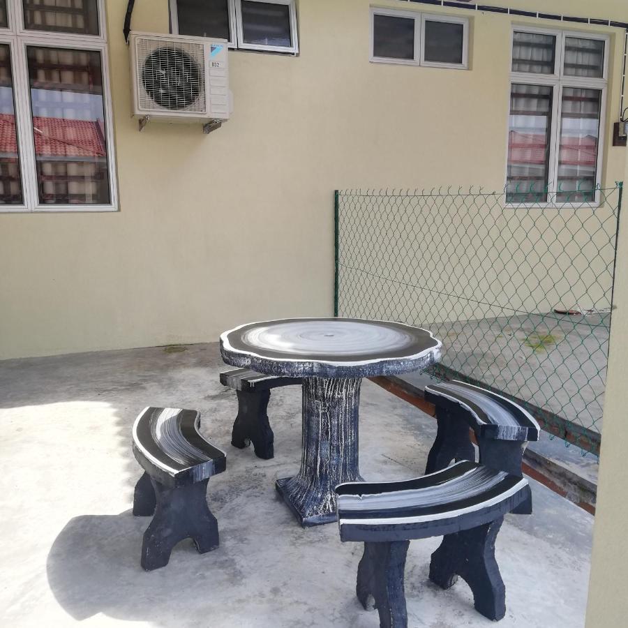 Neesa Homestay Bukit Gambang-Muslim Exterior foto